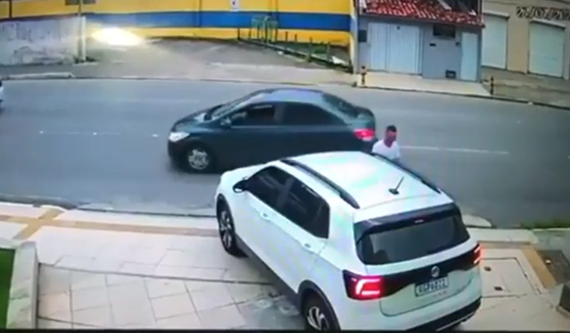 Vídeo. Criminoso assalta mulher em carro nas proximidades de delegacia em Maceió
