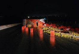 Com farol alto, motorista invade contramão e provoca tombamento de caminhão com carga de laranjas em Igaci