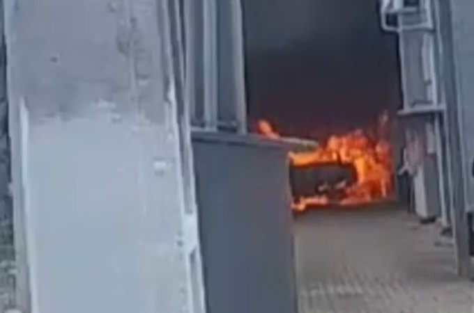 Incêndio destrói carro elétrico em concessionária na Avenida Fernandes Lima