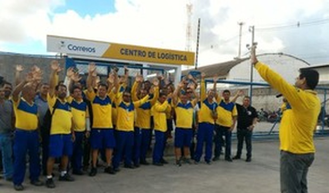 Trabalhadores do setor de Sedex dos Correios realizam paralisação, em AL