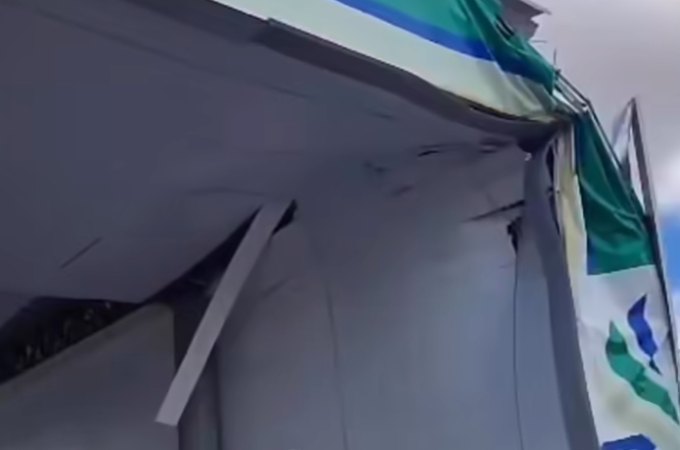 Parte de cobertura de posto com placas solares desaba e deixa trabalhador ferido em Craíbas