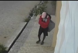 Câmeras de segurança flagram criminoso furtando residência, em Arapiraca