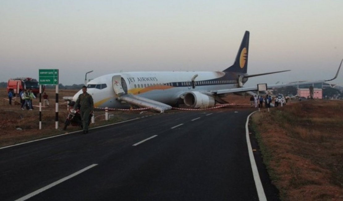 Avião sai da pista e deixa 15 feridos na Índia