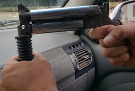 Homem é preso poucos minutos após assaltar mulher na porta de casa, em Taquarana