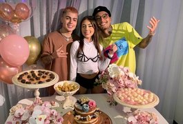 MC Mirella adia festa de R$ 1 milhão e ganha celebração em casa
