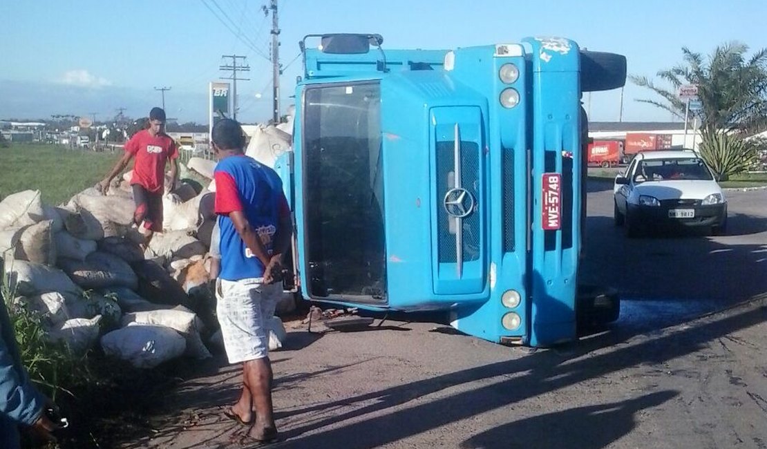 Caminhão tomba próximo ao DER na AL-110, em Arapiraca