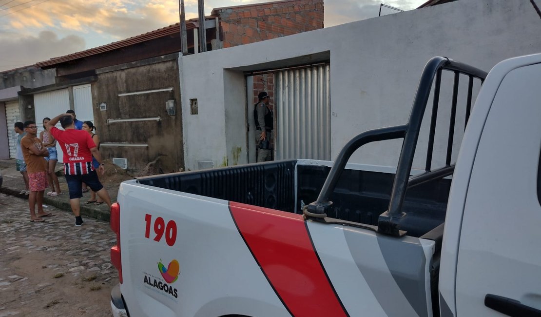 Homem é encontrado morto caído na sala de residência, em Arapiraca