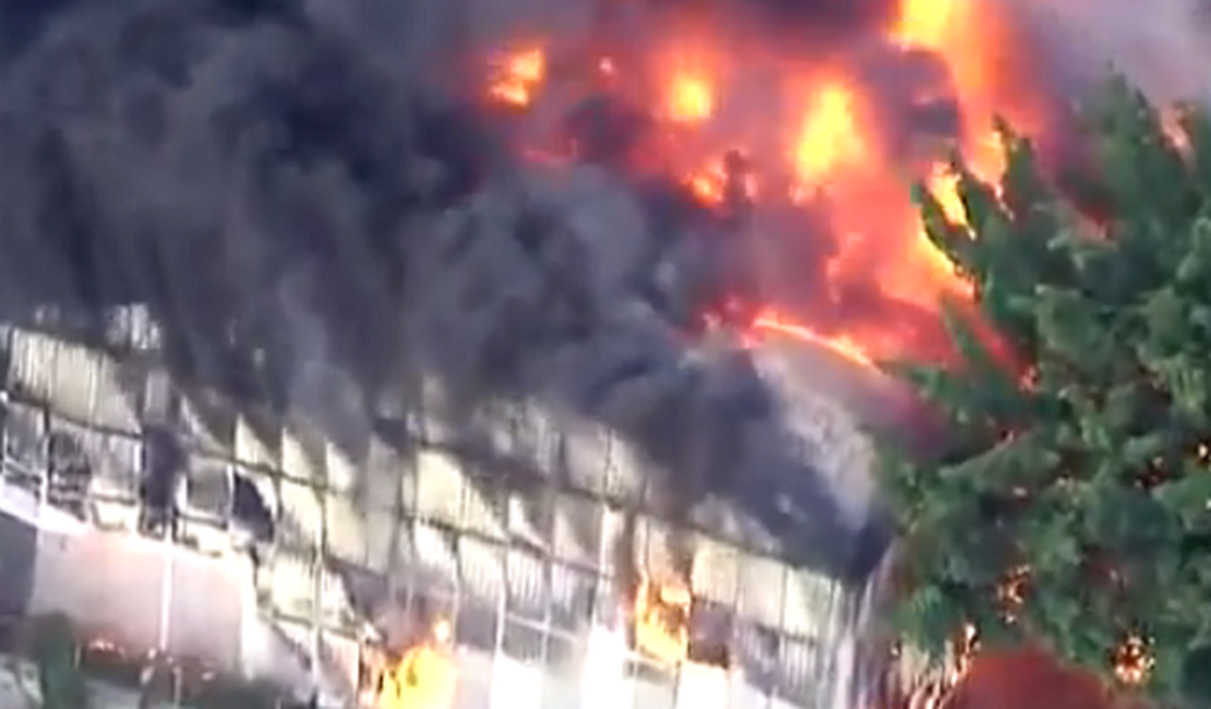 Incêndio se alastra por barracão de escola de samba na ZN de São Paulo