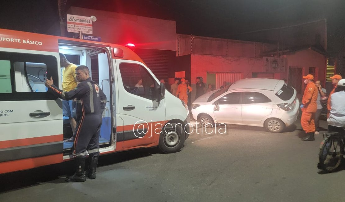 Colisão entre dois carros é registrada em cruzamento de vias, em Arapiraca