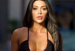 Influencer é impedida de voar por usar roupas que perturbariam famílias