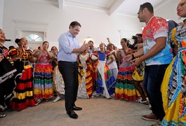 Governador é homenageado por grupos de coco de roda no Palácio
