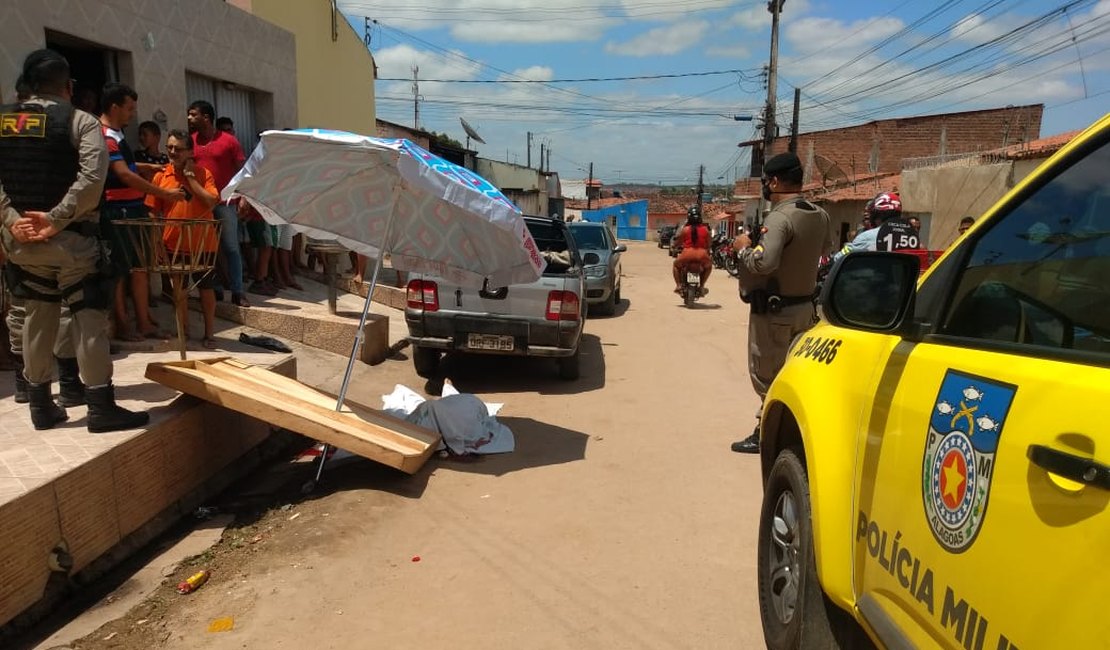 Vídeo. Feirante é executado a tiros na porta de casa, em Arapiraca