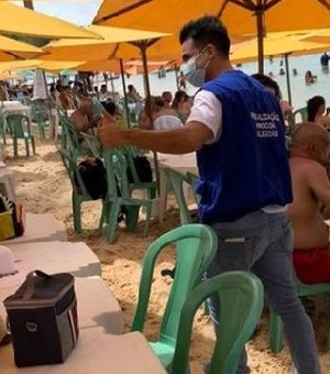 Fiscais do Procon autuam barracas na Praia do Gunga por cobrar consumação mínima