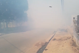 Incêndio em área de vegetação deixa rua principal do bairro Batingas coberta por fumaça