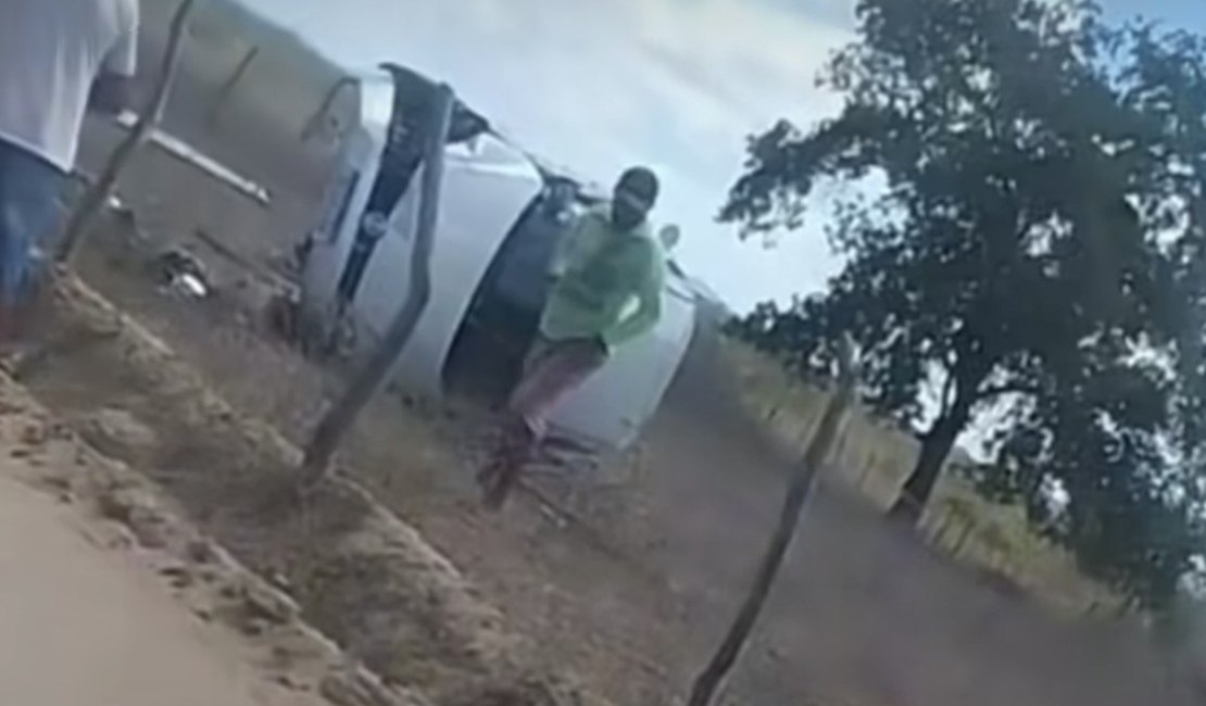 Carro capota após colisão com poste no Sertão alagoano