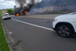 Grave acidente entre dois veículos deixa 10 mortos na BR-101