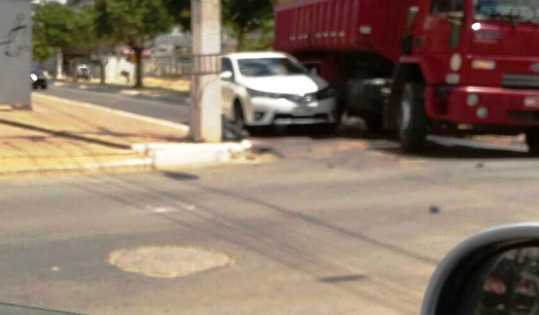 Ao tentar realizar conversão, condutor de caçamba colide em carro em Arapiraca