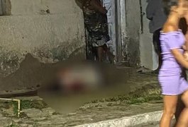 Homem é morto com disparos de arma de fogo em frente a sua residência, em São Luís do Quitunde