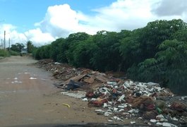 Vídeo. Bairros de Arapiraca sofrem com acúmulo de lixo em ruas e terrenos baldios