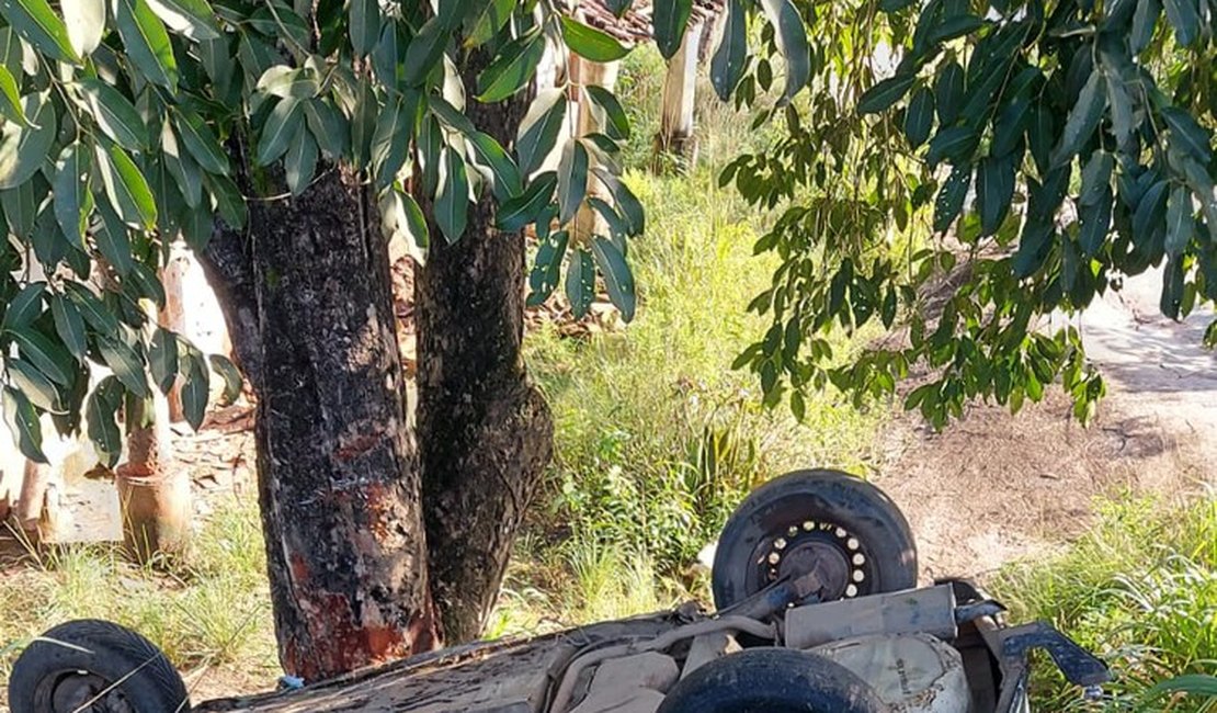 Condutor fica ferido após perder controle de carro e capotar veículo na AL-210