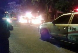 Criminosos fazem arrastão e ateiam fogo em ônibus, em Aracaju-SE
