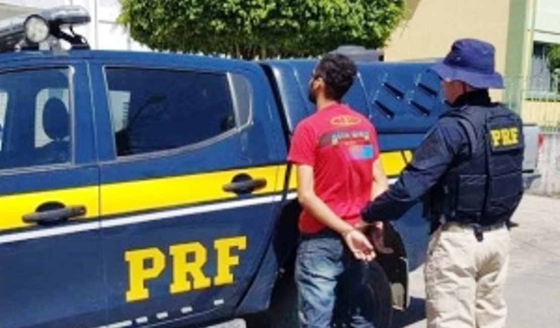 PRF prende homem foragido da Justiça de São Paulo em São Miguel dos Campos