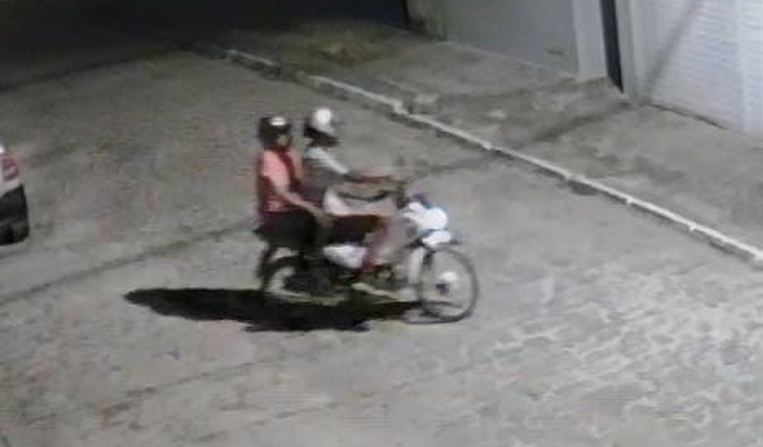 Criminosos invadem residência e furtam moto e celular, em Arapiraca