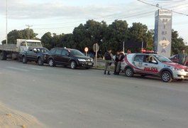 Engavetamento deixa trânsito lento na AL 220, em frente ao shopping, em Arapiraca