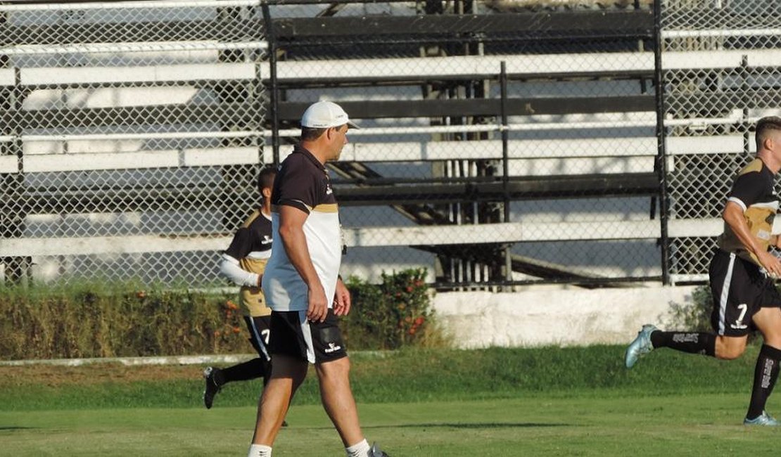 Sob os olhares do técnico Vica, ASA treina no Fumeirão