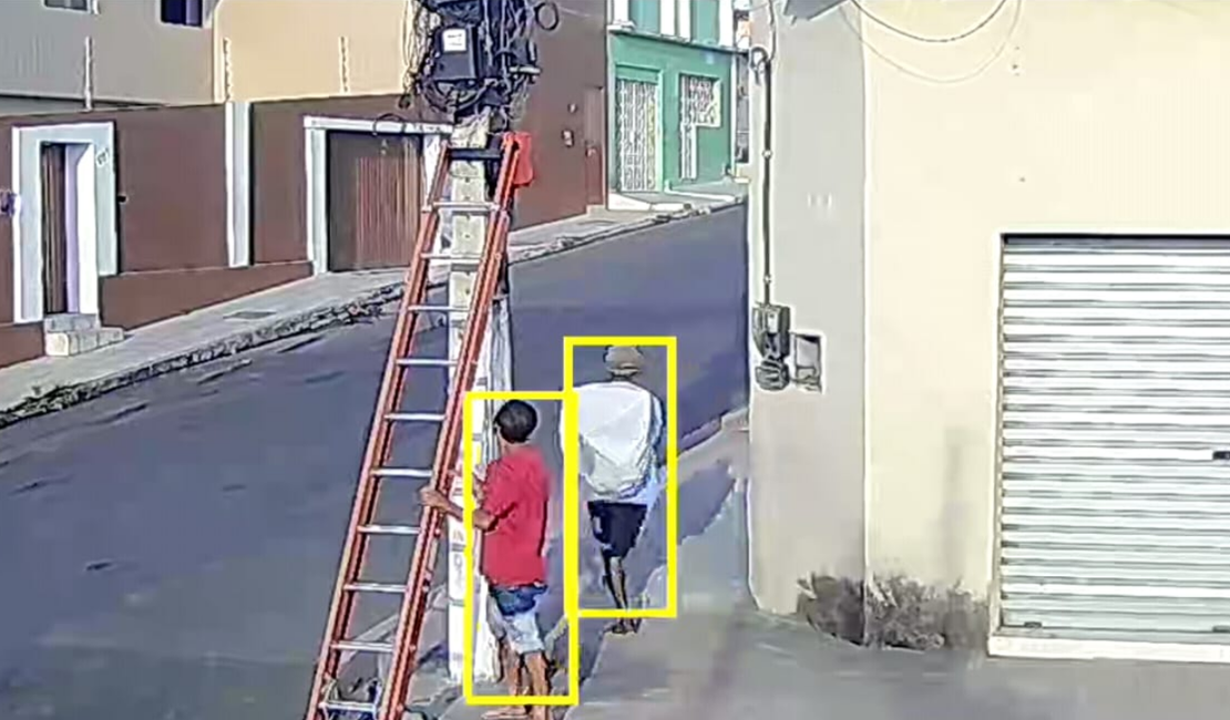 Escada é furtada em plena luz do dia no bairro Brasília; crime foi registrado por câmera de segurança