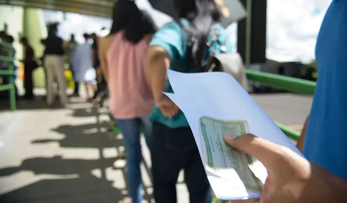 Eleições 2026: camiseta, adesivo, bandeira: o que pode usar para votar