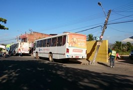 Ônibus da Real Arapiraca colide com poste no bairro Cacimbas