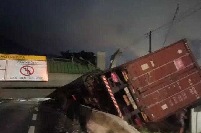 Passarela desaba ao ser atingida por caminhão e interdita Rodovia Anchieta, no litoral de São Paulo