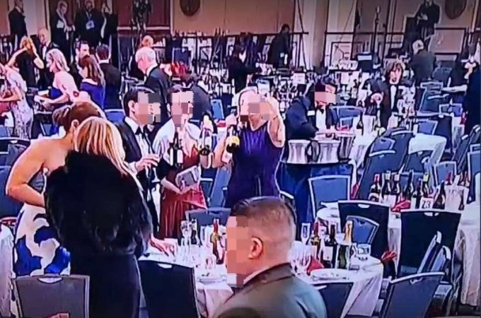 Mulher levando garrafas de bebida de jantar com Trump após tiroteio viraliza