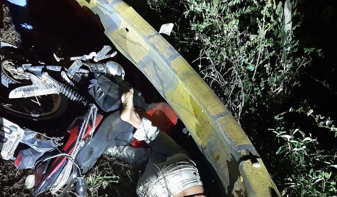 Motociclista sobra na pista e colide em estrutura de ferro em Craíbas