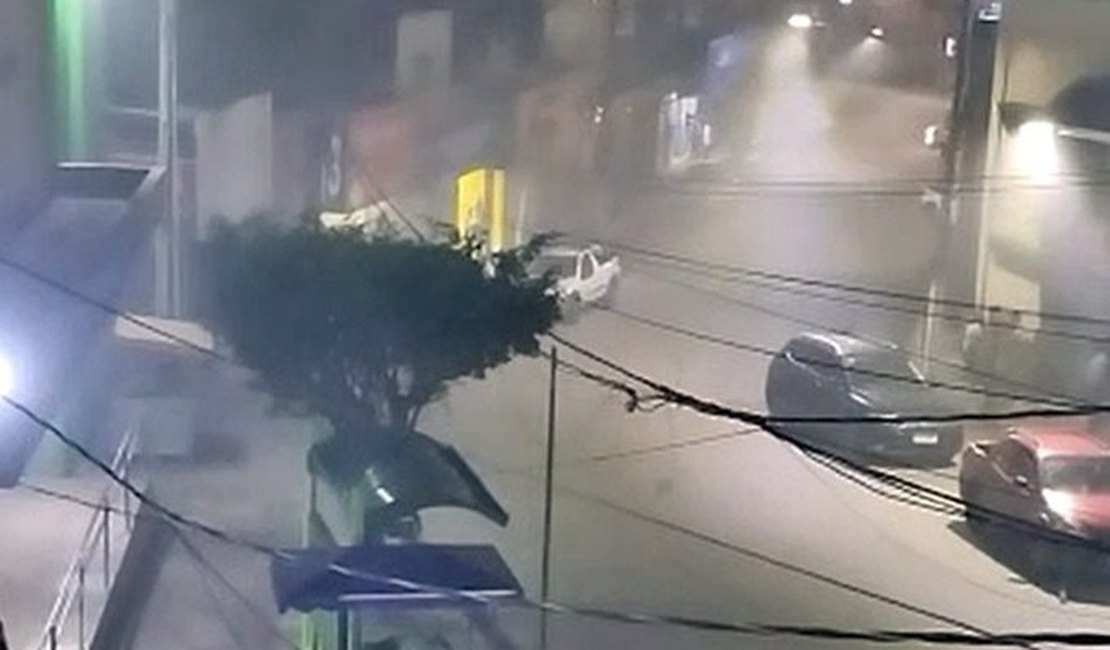 Chamas destroem parte de pastelaria no Centro de São Miguel dos Campos; assista