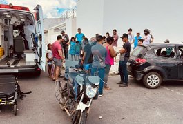 Mulher fica ferida após colisão entre carro e motocicleta no bairro São Luiz I, em Arapiraca