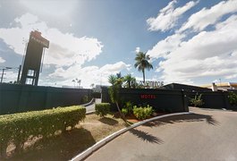 Homem morre ao ser estrangulado pelo namorado em quarto de motel