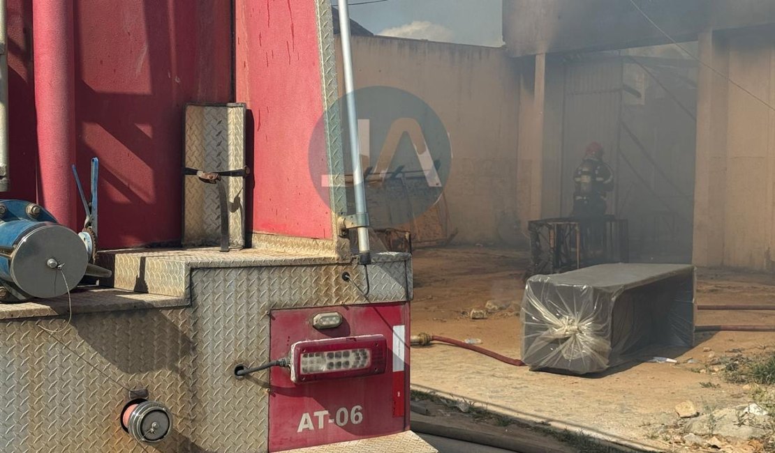 Vídeo. Incêndio atinge fábrica de estofados e destrói materiais no bairro Planalto, em Arapiraca