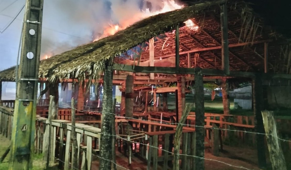 Incêndio destrói feira de artesanato da Barra de Santo Antônio, em Alagoas