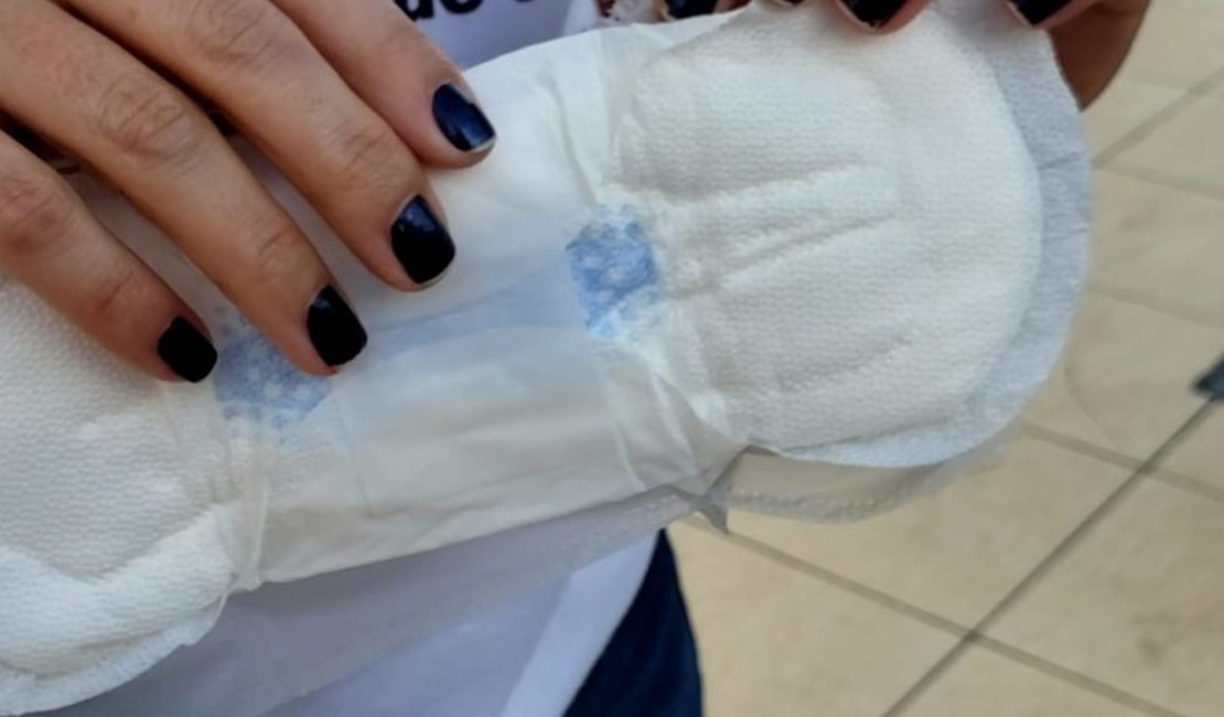 Alunas de baixa renda recebem kits de higiene, em ação de combate à pobreza menstrual