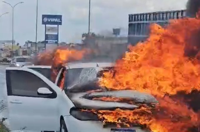 Carro pega fogo e assusta populares na AL-220, em Arapiraca