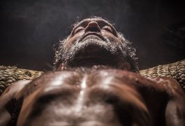 Entre a vida e a morte, Santo acorda e chama por Tereza
