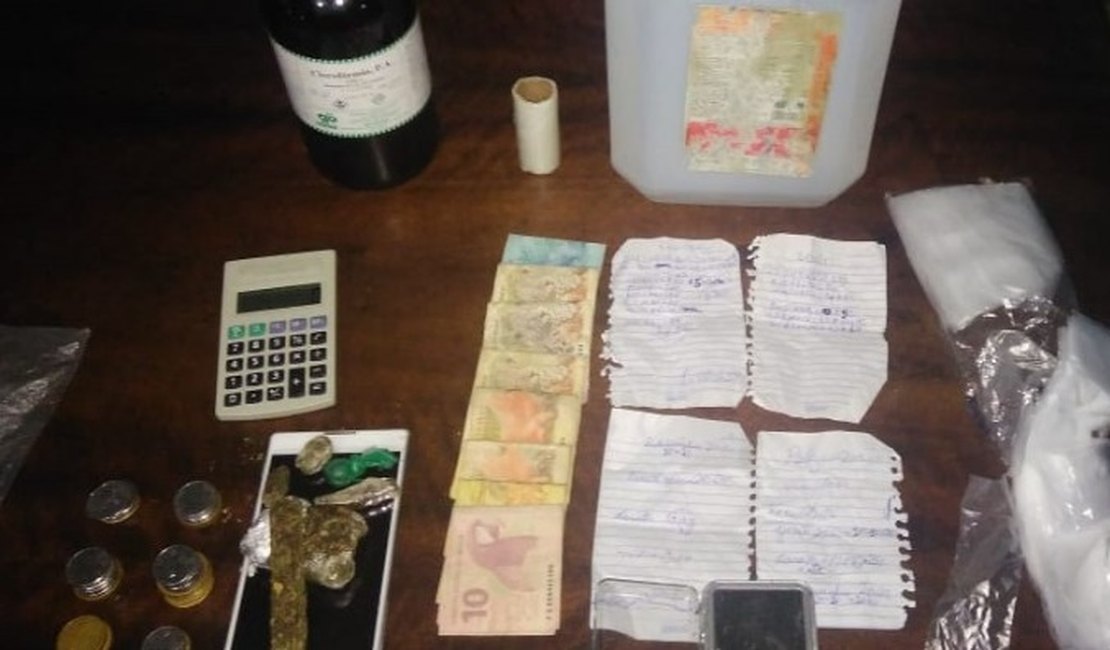 Mulher é presa por tráfico de drogas no Bom Sucesso, em Arapiraca