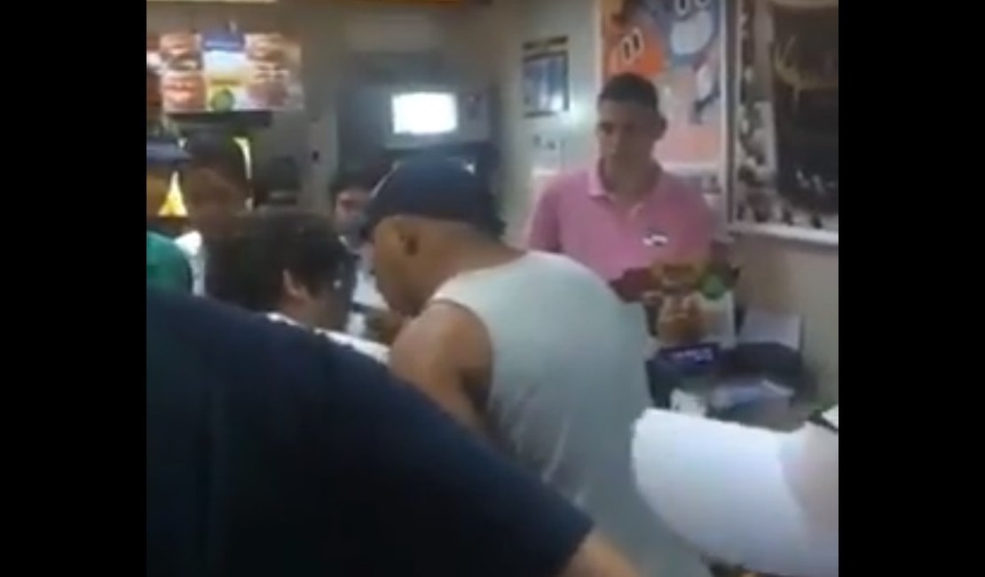 Vídeo. Homem agride jovem na fila da Mc Donald's e causa revolta nas redes