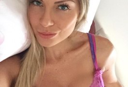 Ex-BBB Renatinha sensualiza logo de manhã, com foto de lingerie na cama