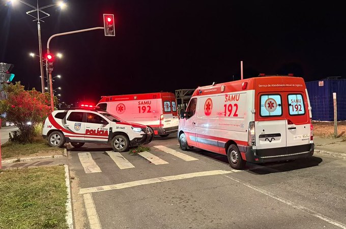 Grave acidente envolvendo duas motos e um carro deixa três feridos em Maceió