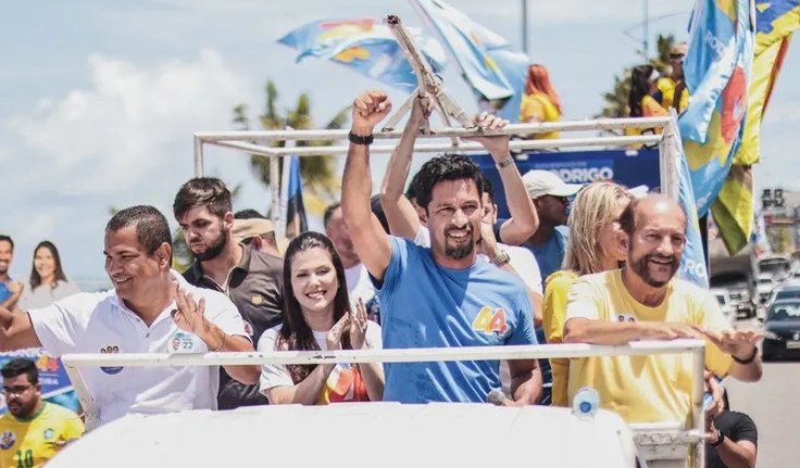 Buzinaços, acenos e declarações de apoio marcaram passagem de Rodrigo Cunha em carreata pela orla de Maceió