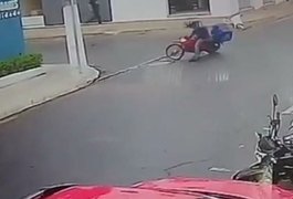 Câmera registra motociclista derrapando e sendo atropelado por carro em Arapiraca