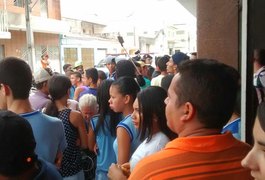 Moradores da Vila Bananeira protestam contra a falta de água